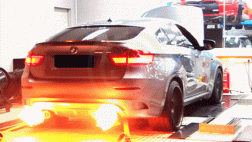 BMW M4 mit Flammen auf einem Prüfstand