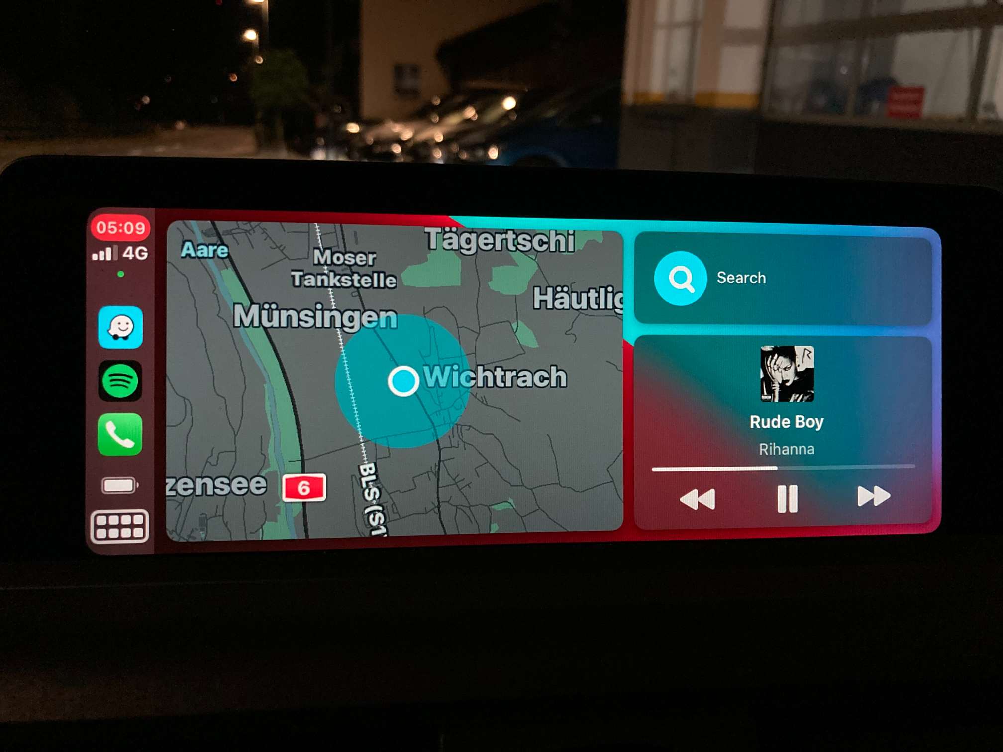BMW iDrive Bildschirm mit Waze-Navigation, einem Suchreiter und der aktuellen Wiedergabe