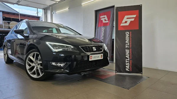 Ein schwarzer SEAT Leon 1.8 TFSI steht neben dem Banner von Fastlane Tuning Schweiz