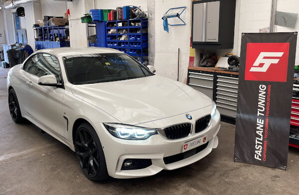 Ein weißes BMW M440i Cabrio mit BMW Sound- und Power-Upgrade hat eine weitere Leistungssteigerung erhalten.