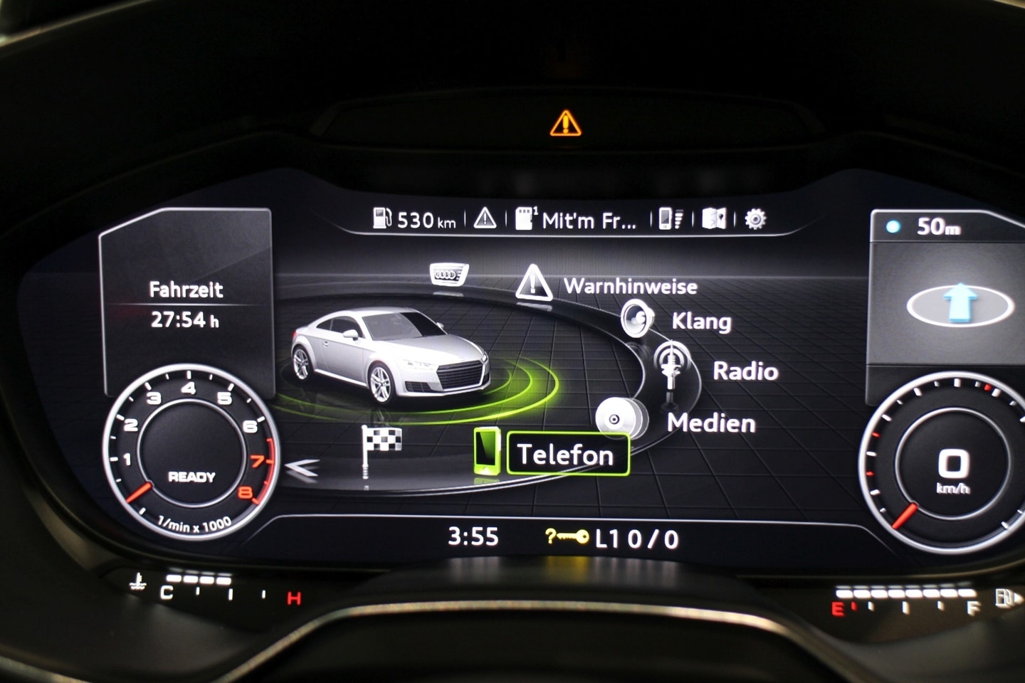 Ein Bild eines interaktiven digitalen Audi-Displays, das Motordrehzahl, Medienfunktionen und Navigationsinformationen anzeigt